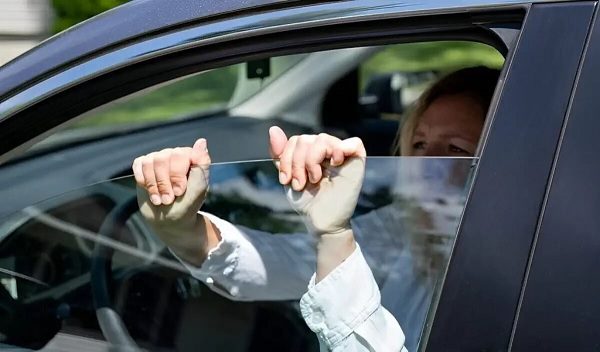 چگونه قطع شدن برق شیشه بالابر پژو 405 را برطرف کنیم؟